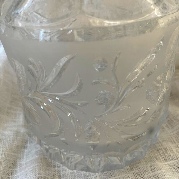 Vintage Etched Glass Decanter, Floral Design and Stopper – Mid-Century Barware - Picture 9 of 12